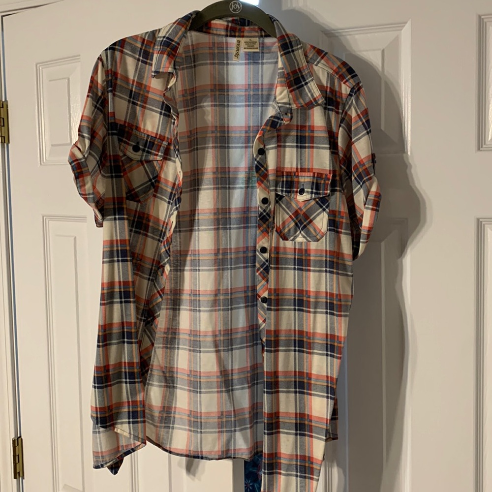 Plaid shirt sleeves shirt